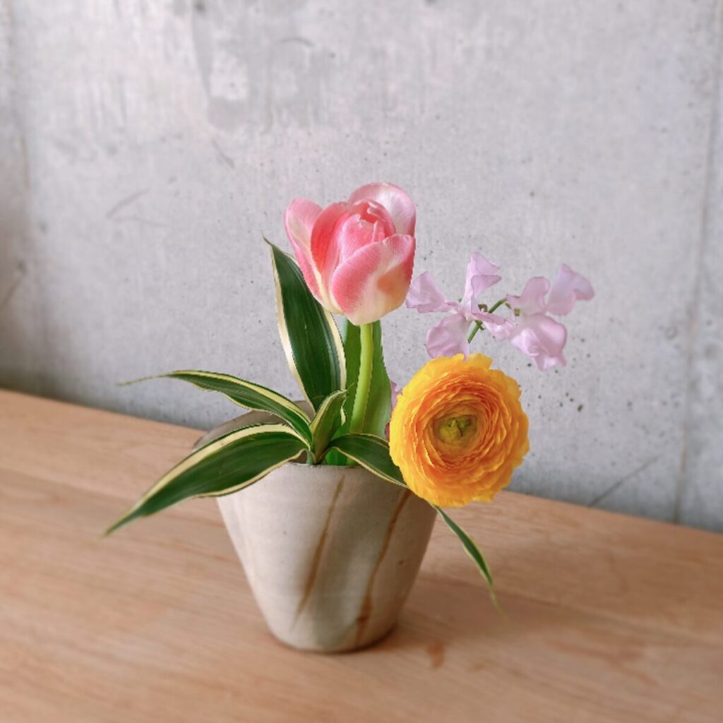 ブルーミーから届いたお花一式を和食器に生けた写真