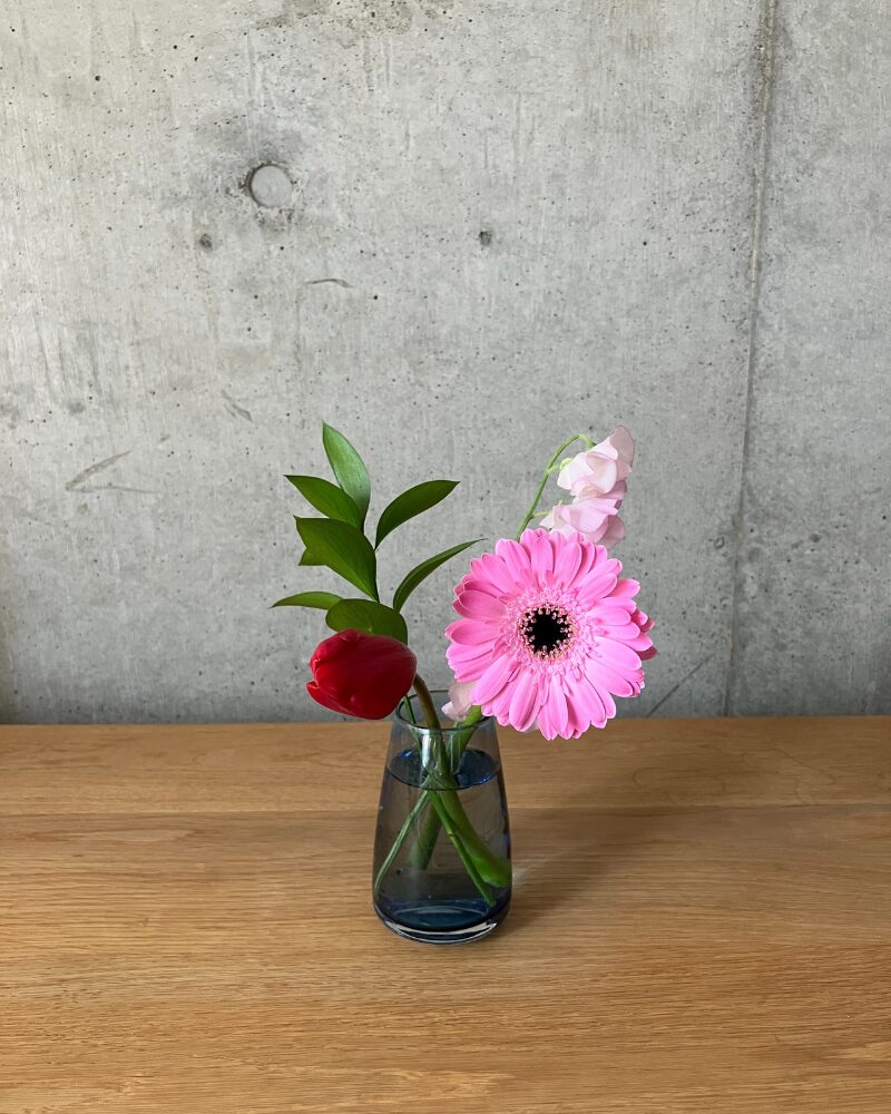 ブルーミー（bloomee）のポスト投函プランで届いた4本のお花を高さ約10.5cm、口径4cmの花瓶に生けた全体像