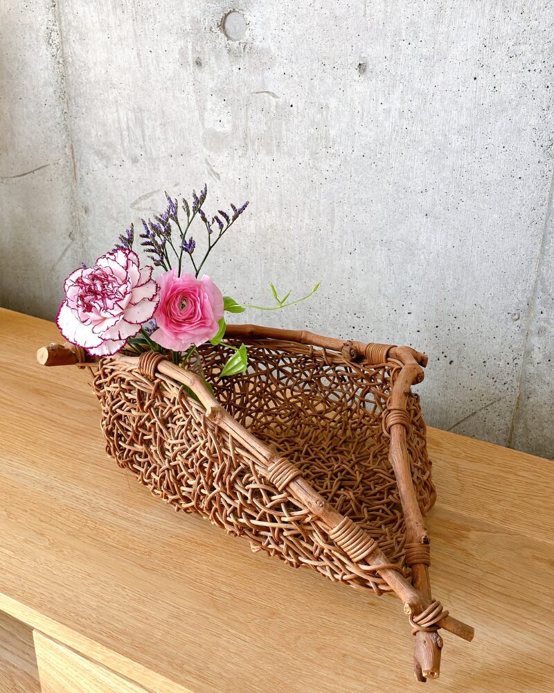 ブルーミーから届いたお花を置きカゴに飾っている様子