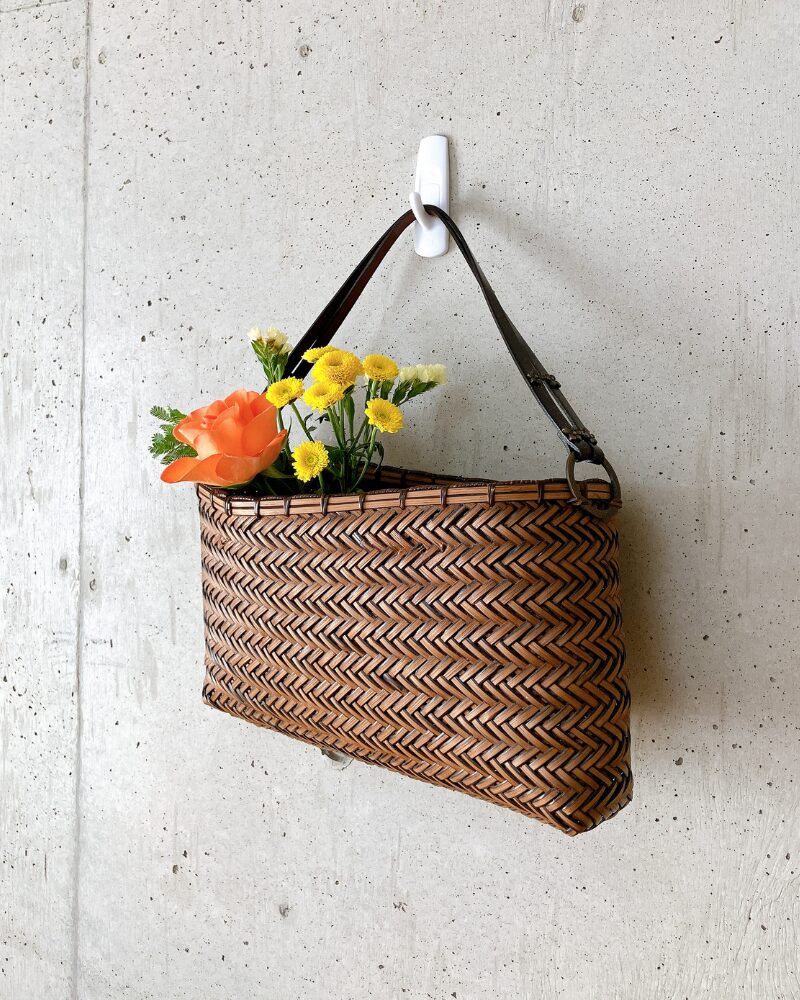 ブルーミーから届いたお花を壁掛けのかごバッグに飾っている様子
