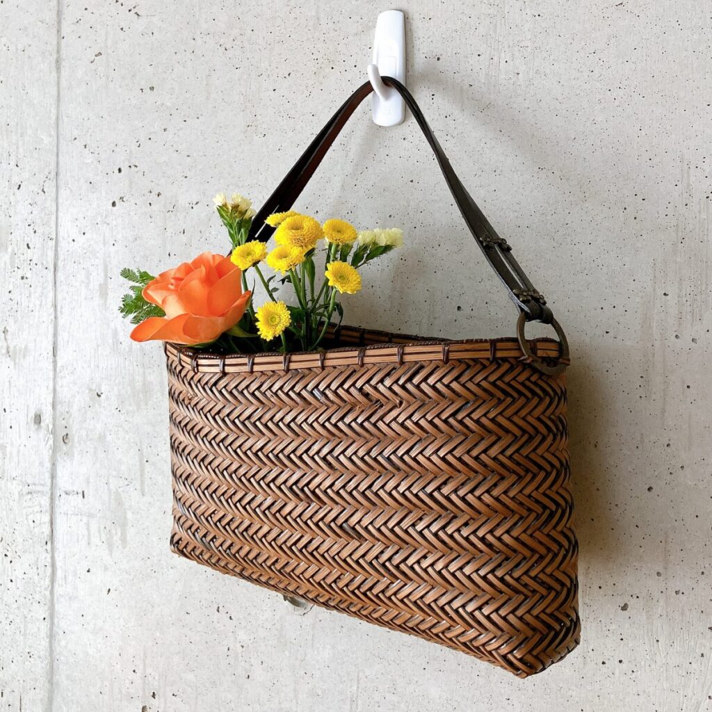 ブルーミーから届いたお花を壁掛けのかごバッグに飾っている様子