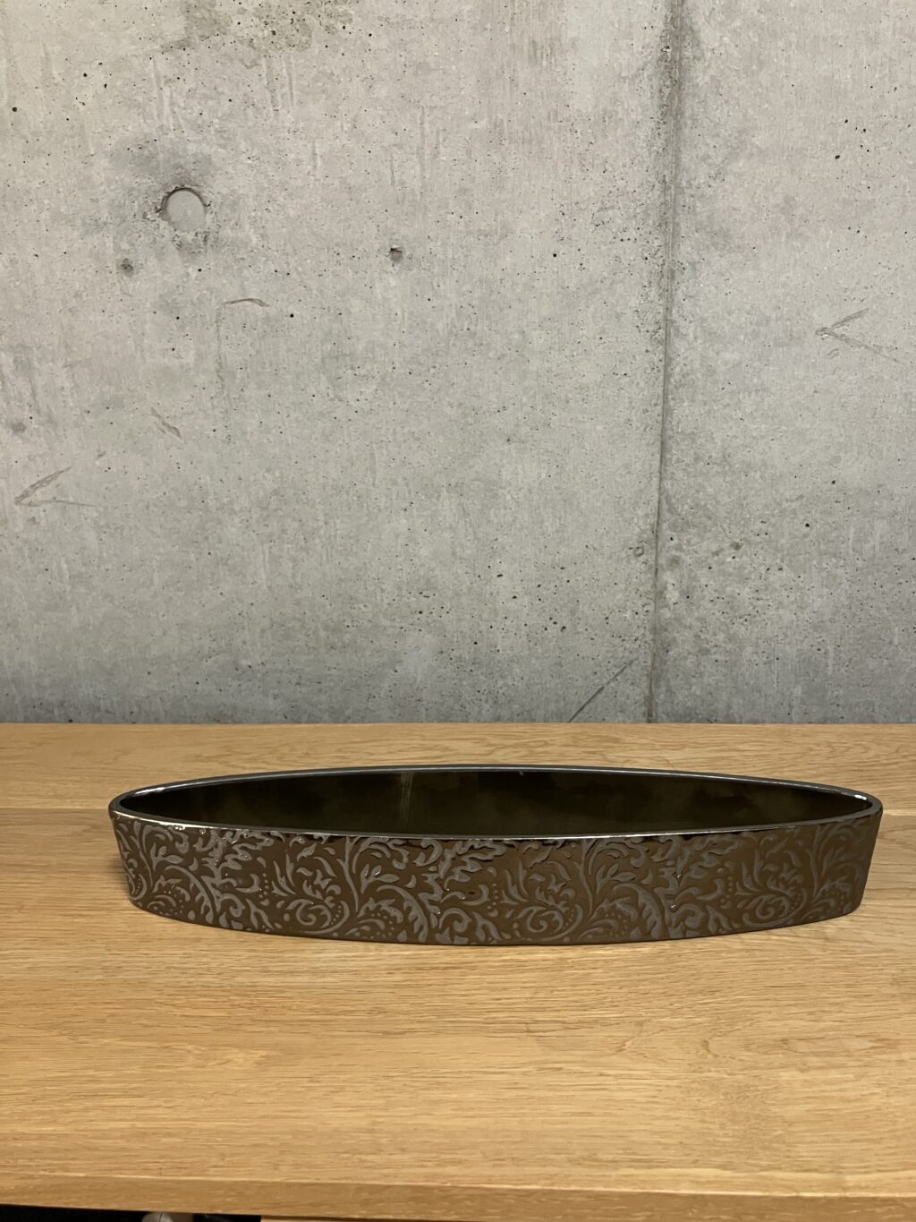 フラワーアレンジメント用の横長で落ち着いたグレーの陶器製花器。