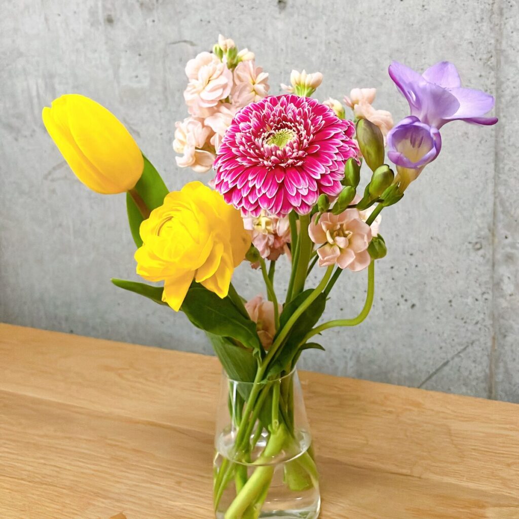 タスハナ(+hana)から届いたパステルカラーのメイン級のお花ばかりのセレクト