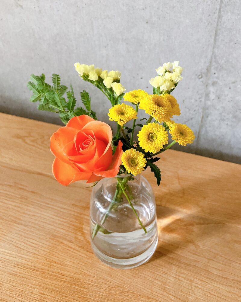 花の定期便ブルーミーから届いたお花。形が可愛らしいバラとスプレーマムを組み合わせた、華やかな雰囲気のセレクト。