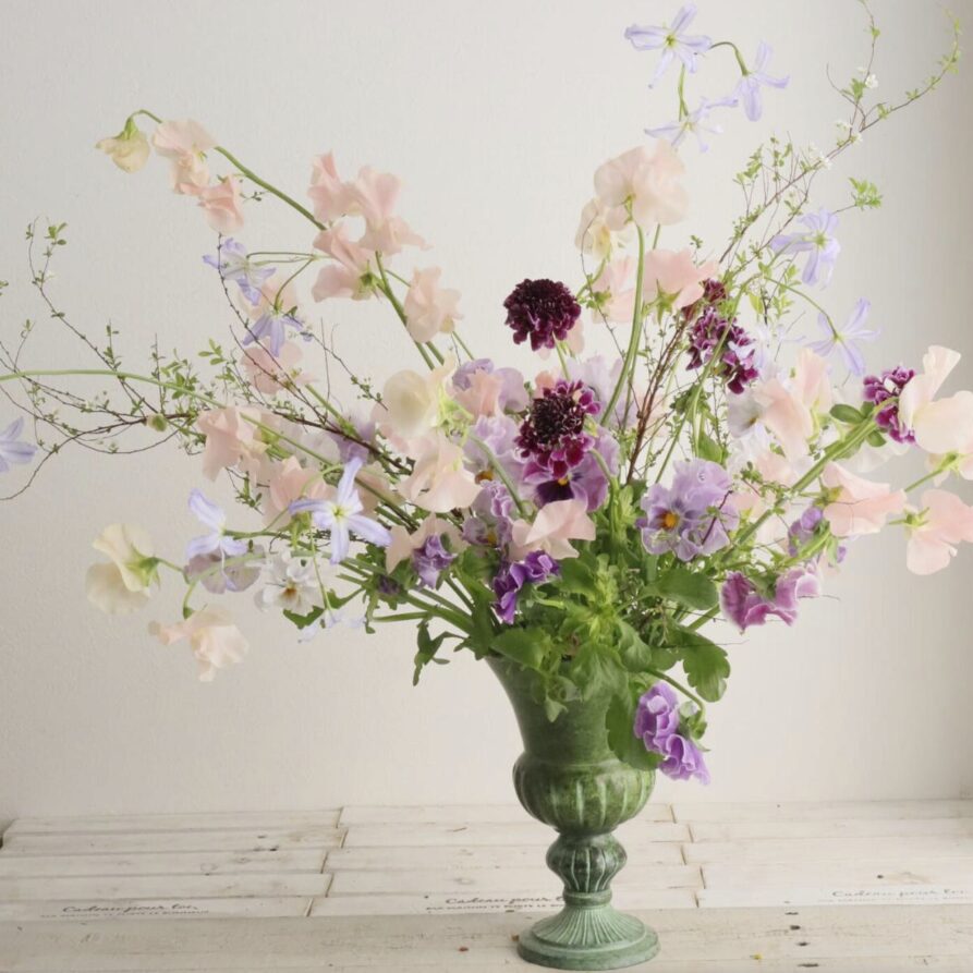 ウキウキスチューデントの完成イメージ。アーティストが選んだ旬の花材が贅沢に使われています