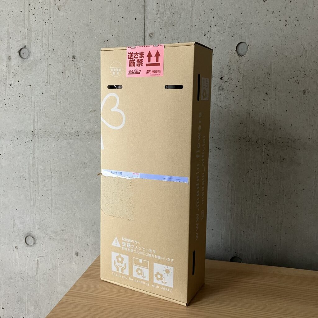 medeluのANYROOMコースのボリュームBasicのお花が届いた箱