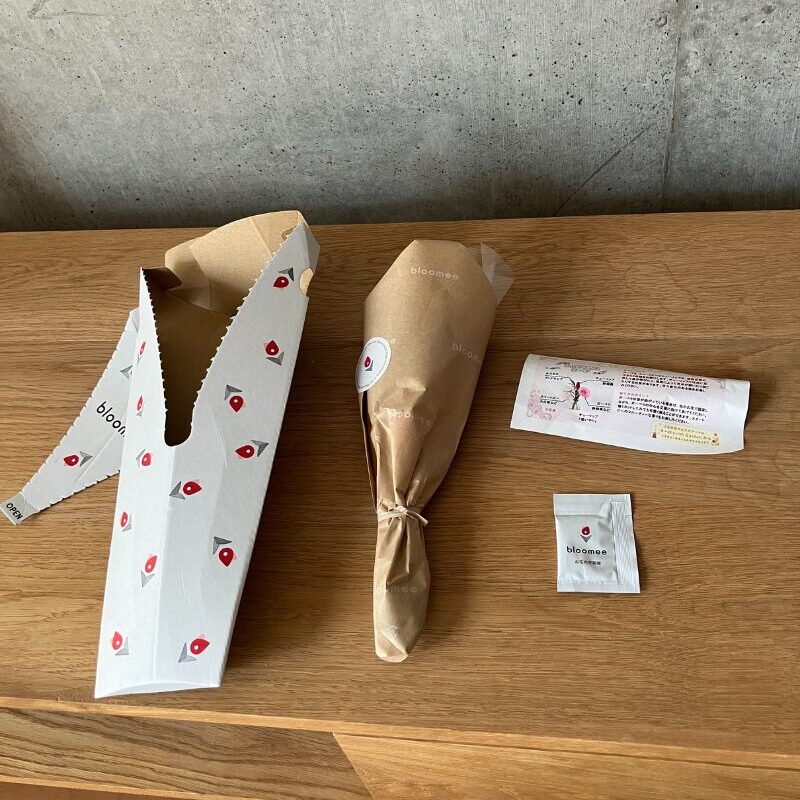 ブルーミーから届いた梱包箱、4本のお花、切花延命剤、お花の名前が書かれたカードの一式