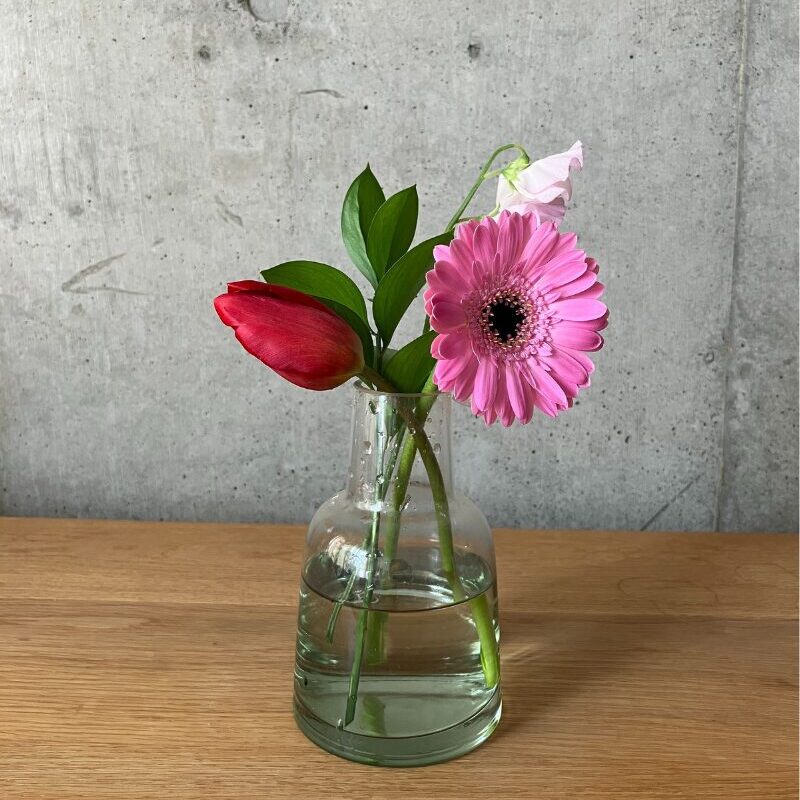 ブルーミー(bloomee)のポスト投函プランで届いた4本のお花を花瓶に生けた全体像