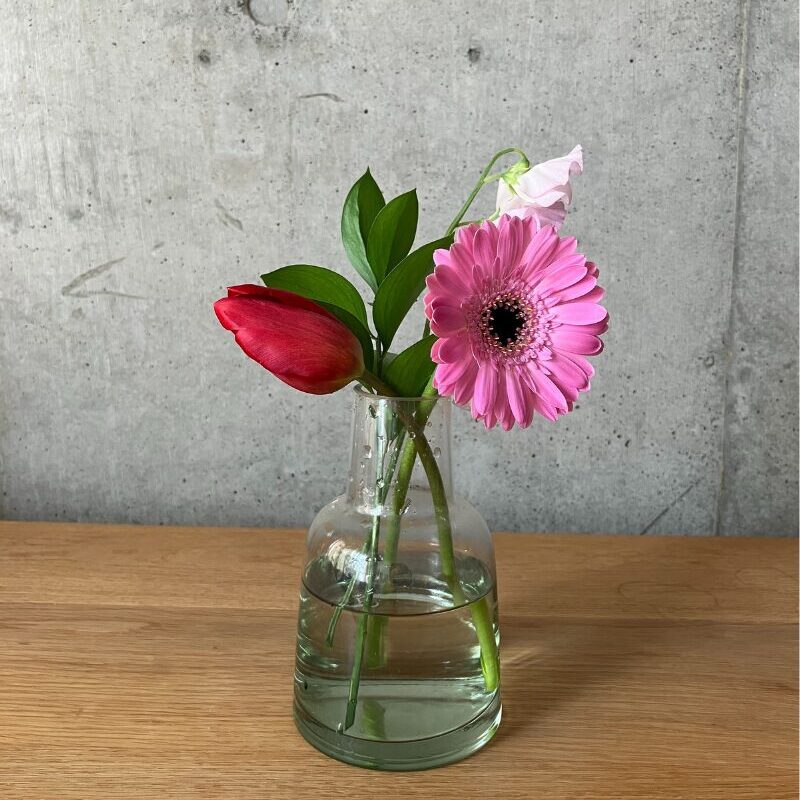 ブルーミー(bloomee)のポスト投函プランで届いた4本のお花を花瓶に生けた全体像