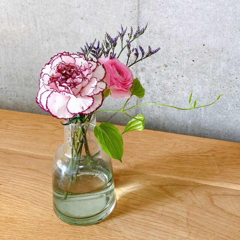 ブルーミーから届いたお花一式を花瓶に生けた様子