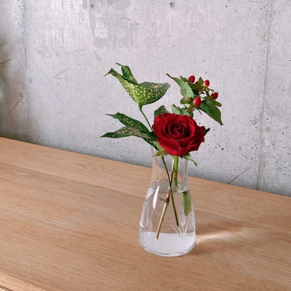 ブルーミーで届いたお花の残りをガラスの冷酒入れにいれて飾った様子