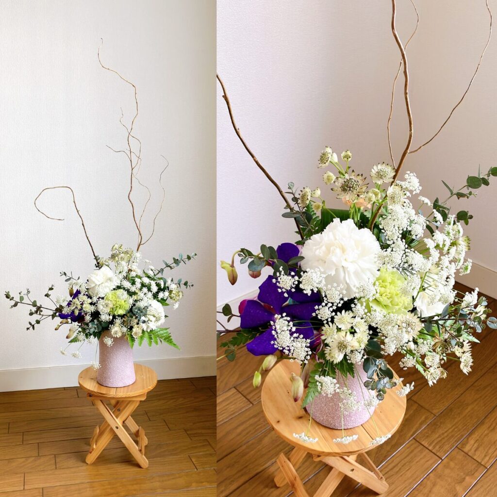 白のカーネーションとレースフラワーのアレンジメント作品