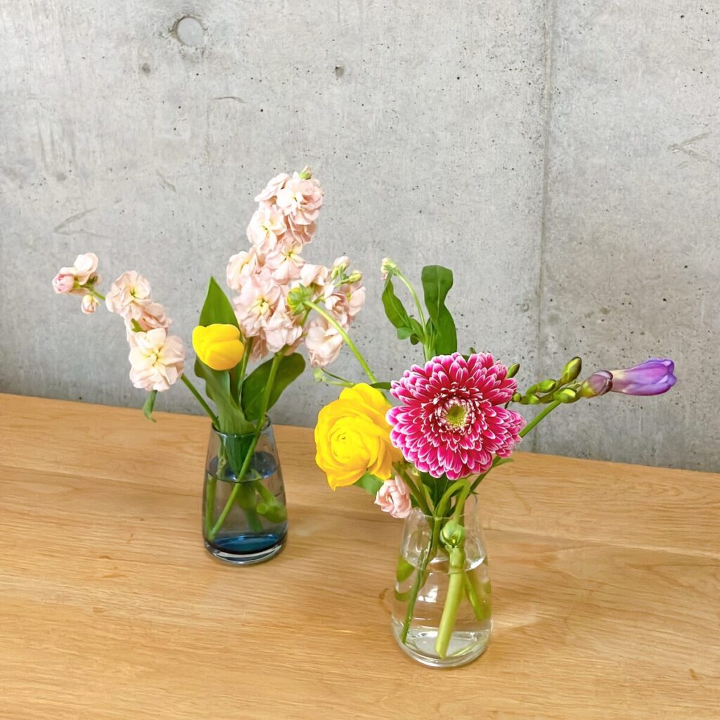 カゴに入れる前の花瓶に生けたお花