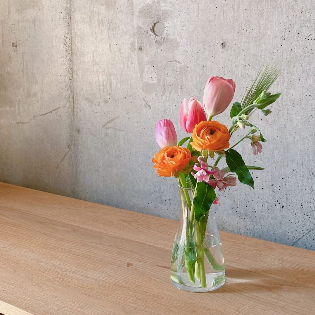 スーパーで購入したチューリップ、ラナンキュラス、オキシペタラムの組み合わせて花瓶に生けた様子