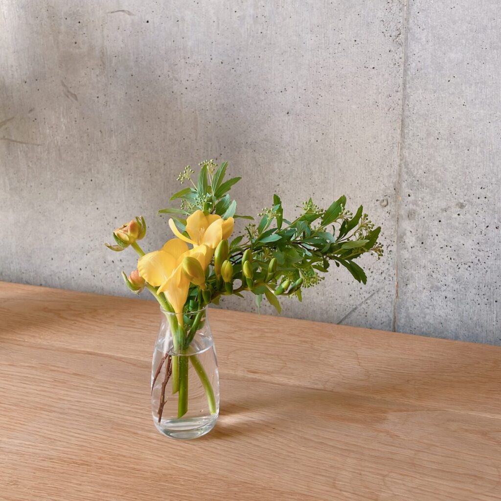 スーパーで購入したフリージア、コデマリ、ラナンキュラスの脇芽の組み合わせて花瓶に生けた様子