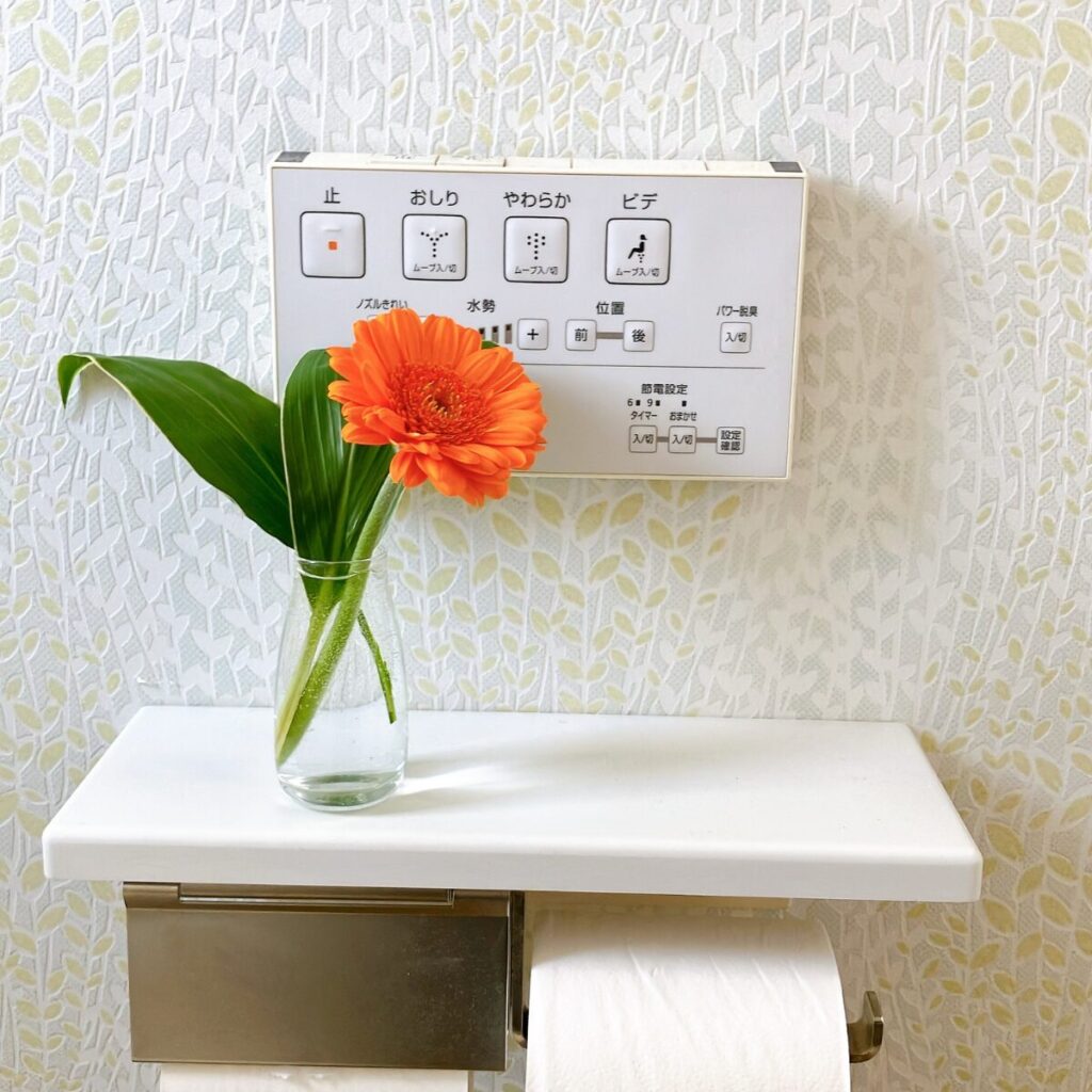 バラとハランを小さなガラス花瓶に飾った様子