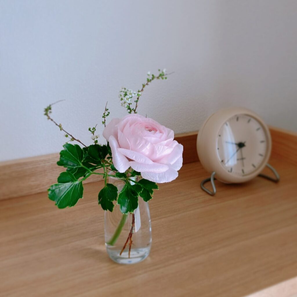 バラとグリーン2種を小さなガラス花瓶に飾った様子