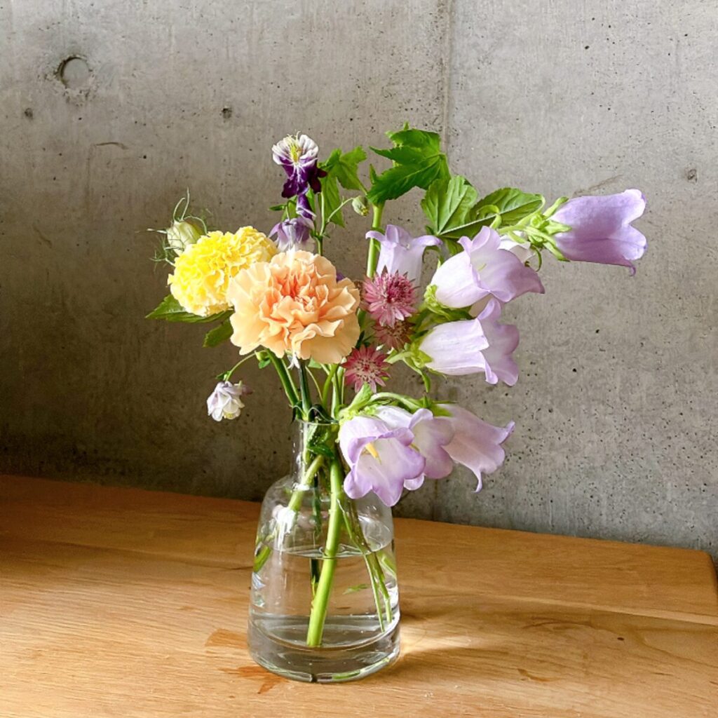 ハナプライムの定期便（ミディアムプラン）のお花を、一つの花瓶にまとめていけた様子