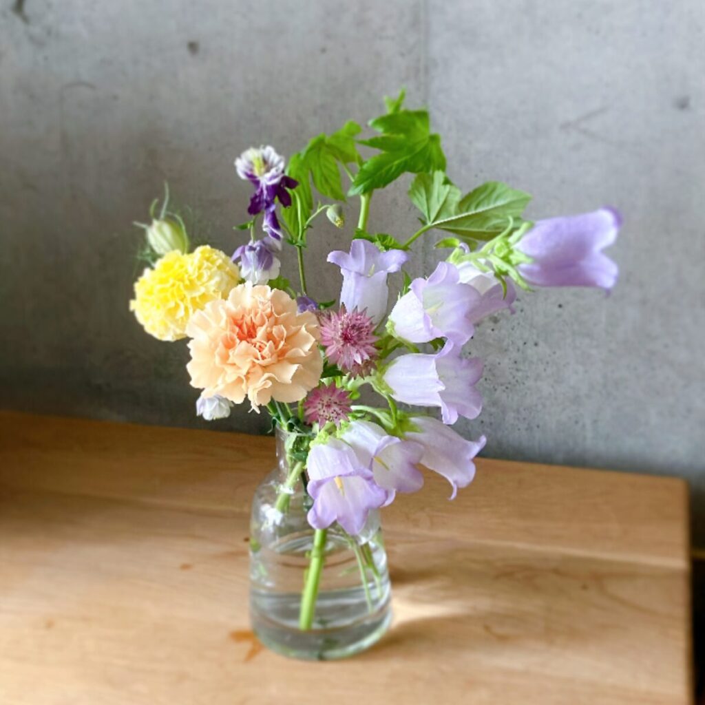 一つの花瓶にまとめたお花のアレンジメントを、斜め上から俯瞰で撮影したカット。