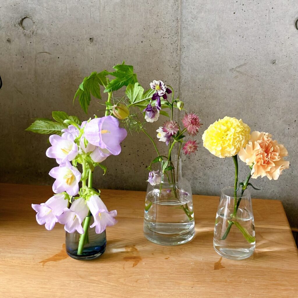 ハナプライムのミディアムプランで届いたお花を、3つの花瓶に3本ずつ分けて飾った様子