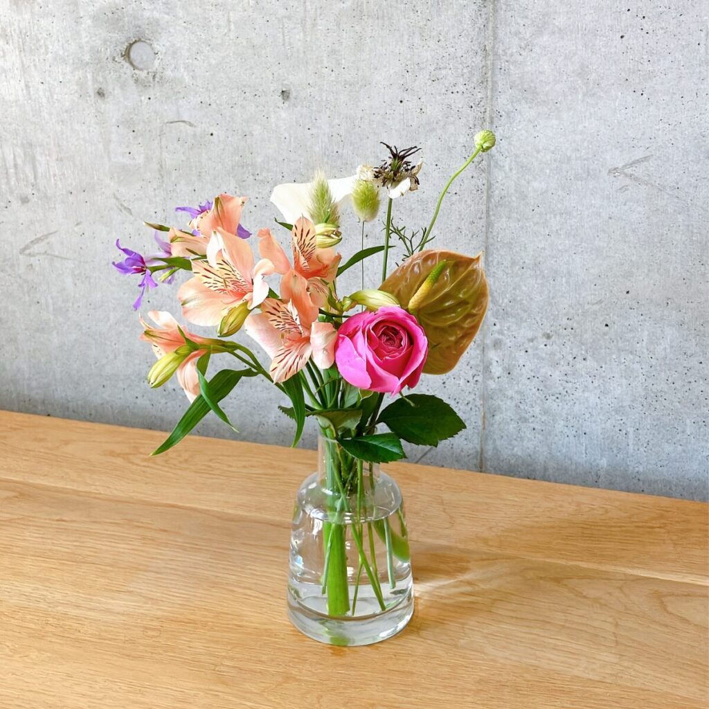 バラとアルストロメリアをメインにした、ハナプライムの定期便のお花のアレンジメント