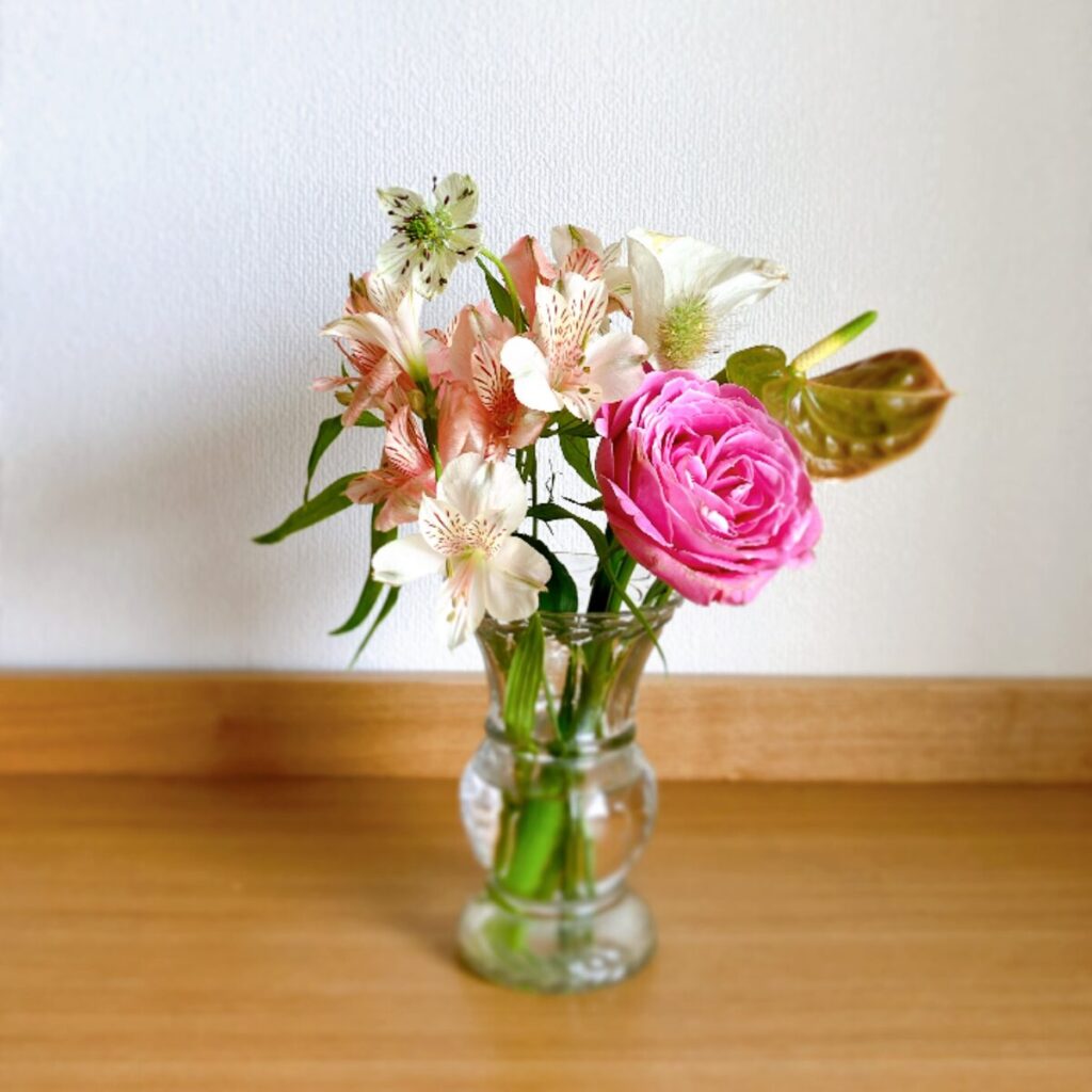 バラとアルストロメリアをメインにした、ハナプライムの定期便のお花の一部