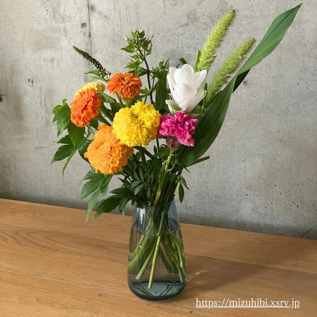 LIFFTの花の定期便で1回目に届いたお花を高さ調整して花瓶に生けた様子