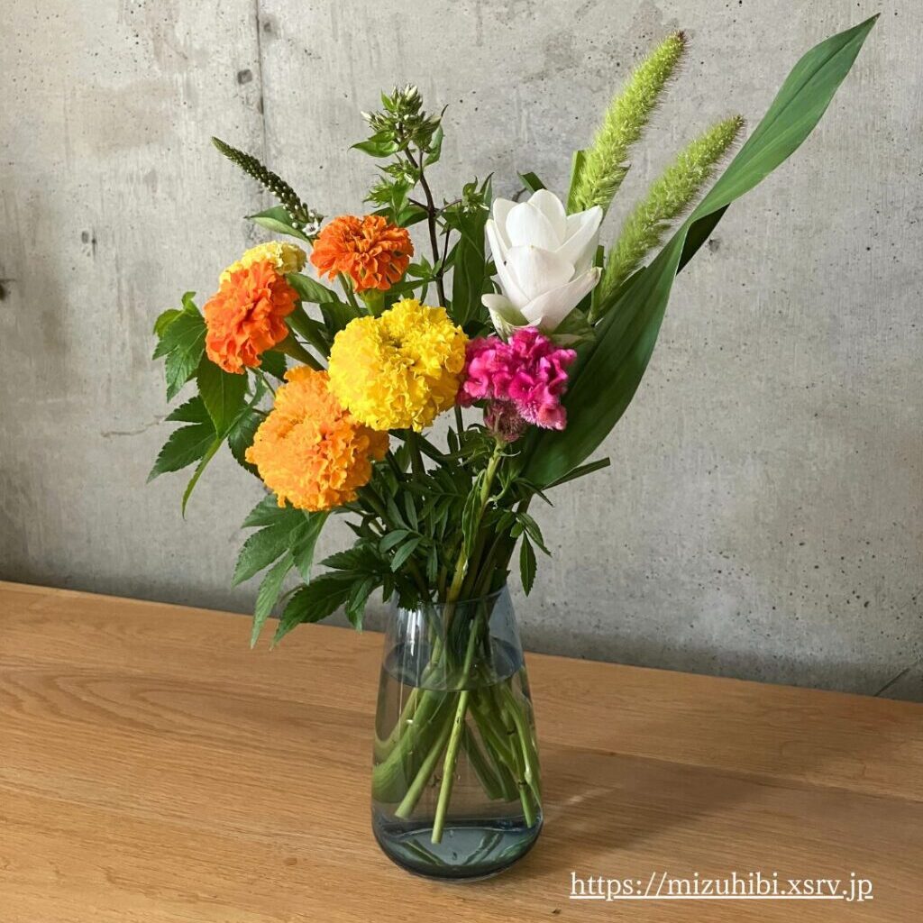 LIFFTの花の定期便で1回目に届いたお花を花瓶に飾った様子