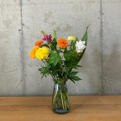 LIFFTの花の定期便で1回目に届いたお花をそのまま花瓶に生けた様子