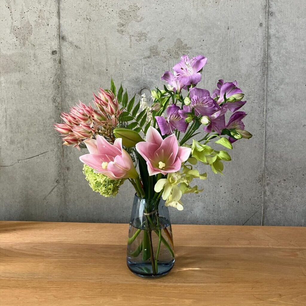 medeluのANYROOMコースのボリュームBasicのお花が届いたを高さ調整して花瓶に生けた様子