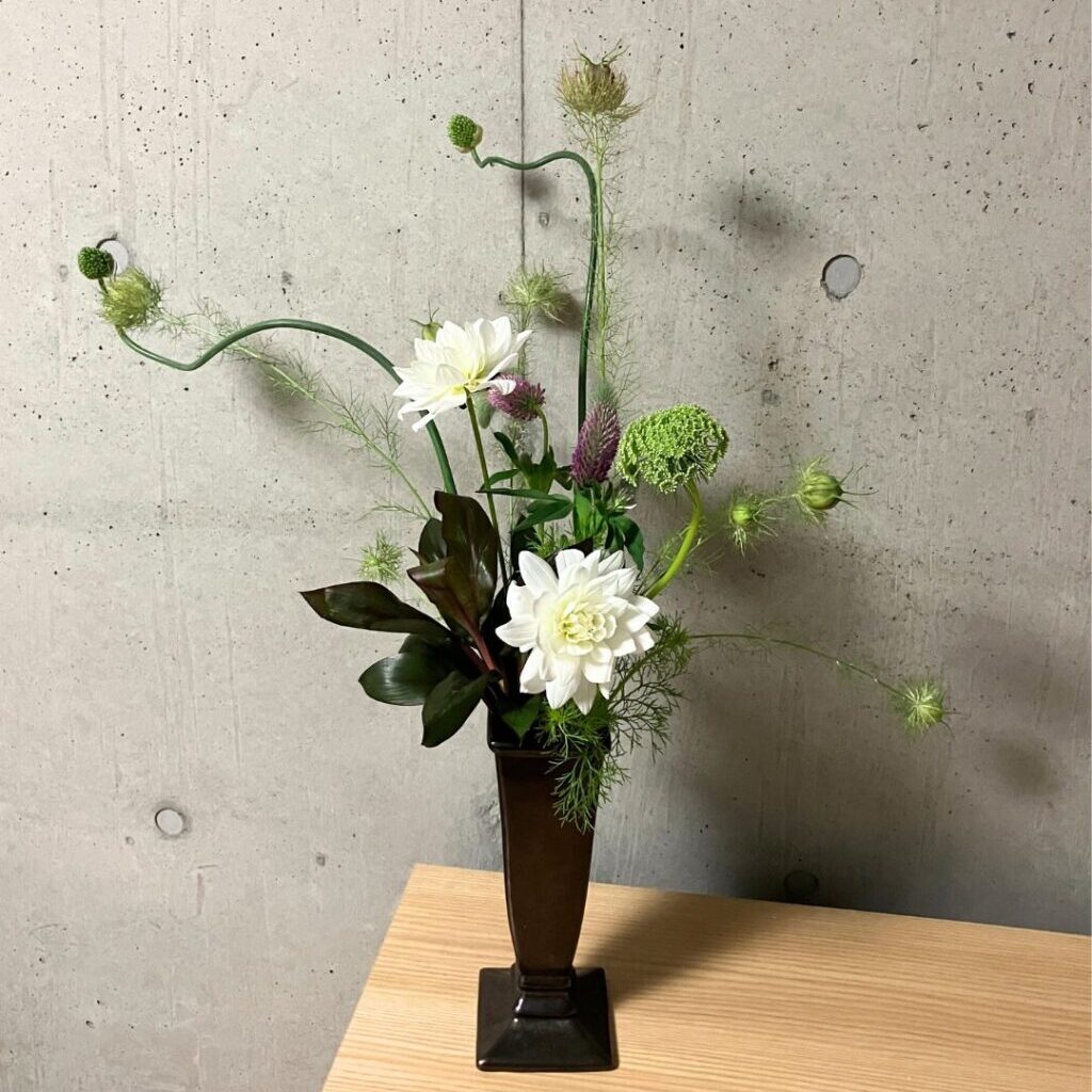 日本総合園芸の花の定期便スターターコースで届いたお花を花瓶に生けた様子