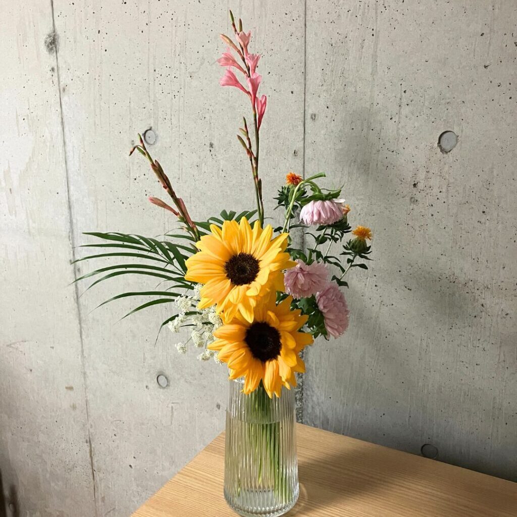 日本総合園芸の花の定期便スターターコースのお花3回目の写真。ひまわり、アスター、カスミソウなど