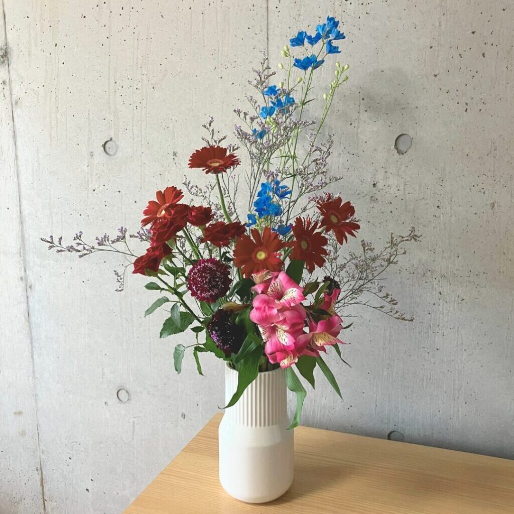 日本総合園芸の花の定期便スターターコースのお花2回目の写真。ガーベラ、スカビオサ、アウストロメリアなど