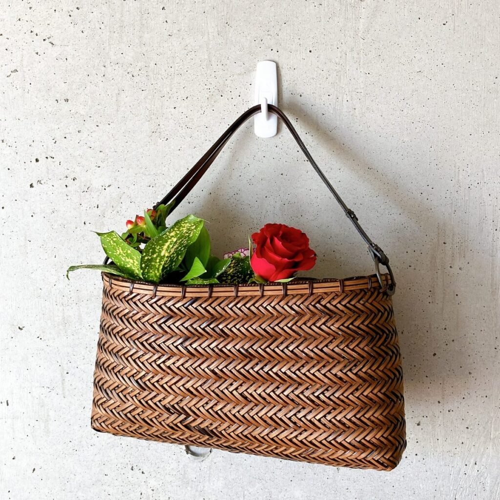 カゴの中のお花が沈んでしまい、外から見えない様子