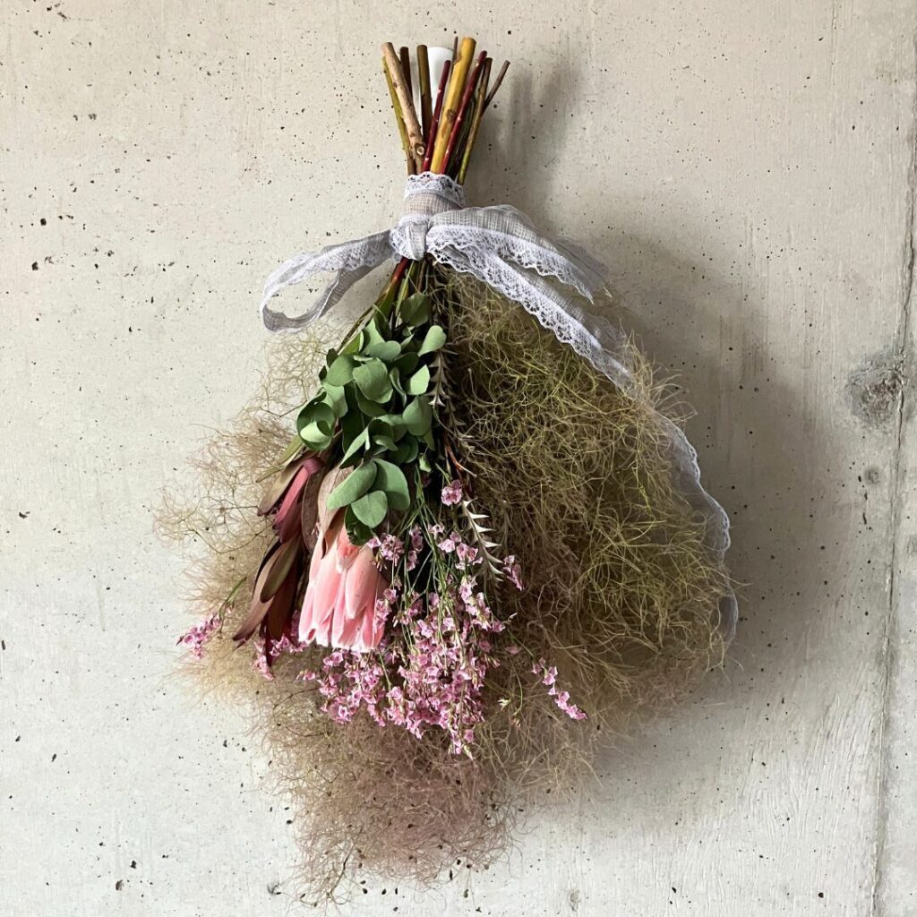 完成スワッグを壁にかけた様子