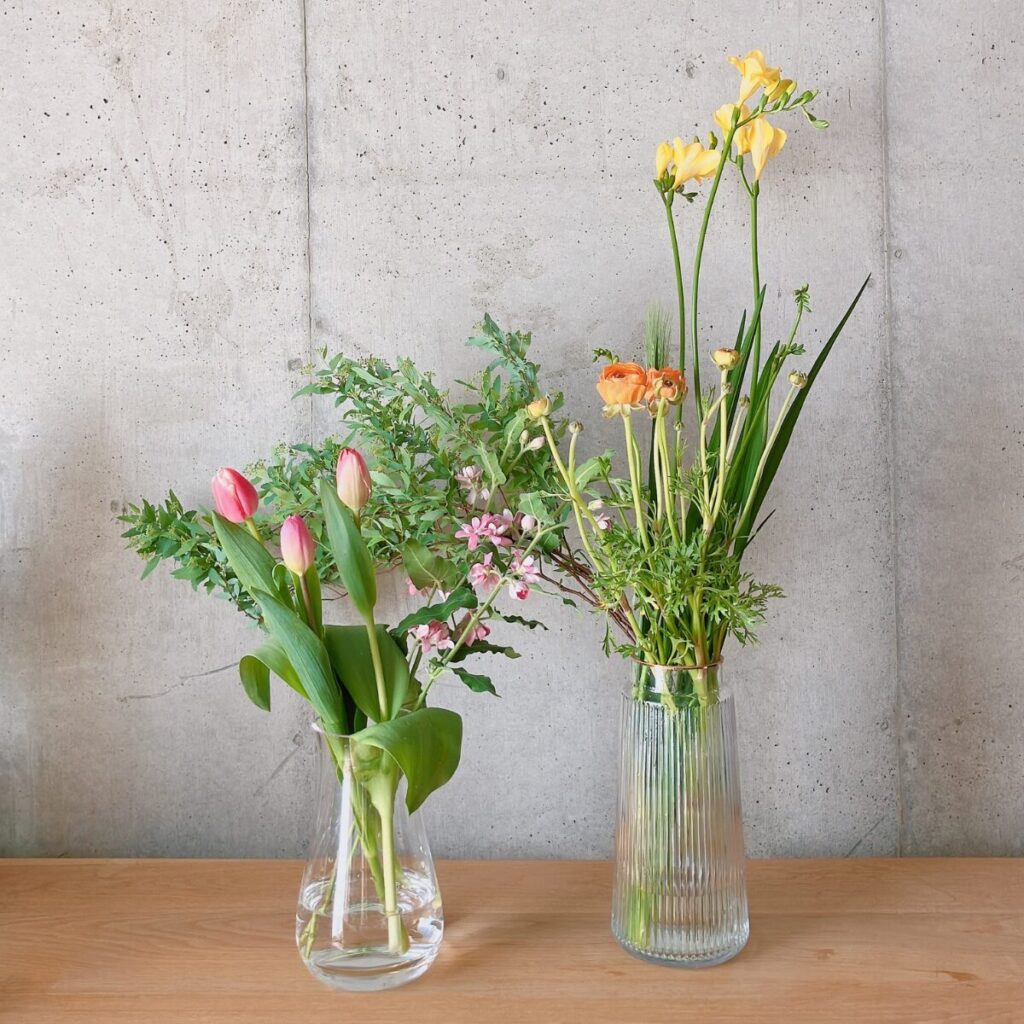 スーパーで購入したお花全てを花瓶に生けた様子