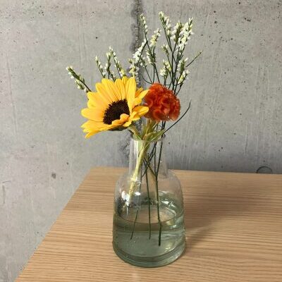 花の定期便＋hana（タスハナ）の+ act for flowersプランで届いた2回目のお花ひまわり、スターチス、ケイトウの計3本