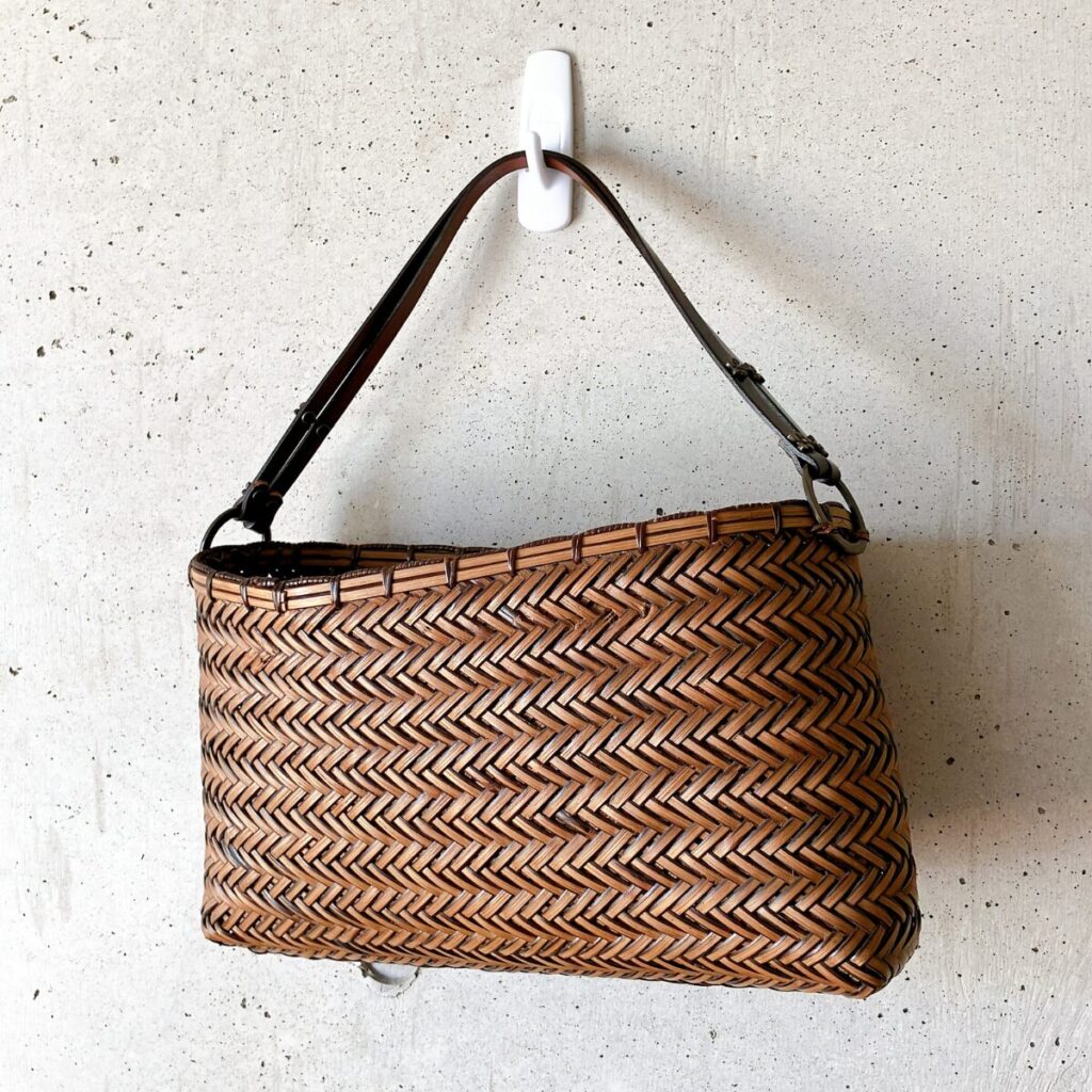 壁のフックにかごバッグを下げている様子