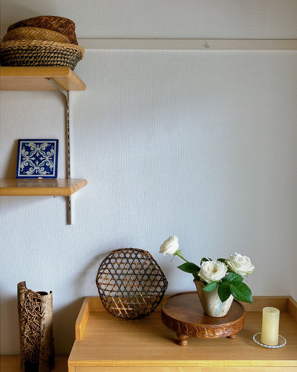 minimalist-soba-tsuyu-pitcher-floral-styling