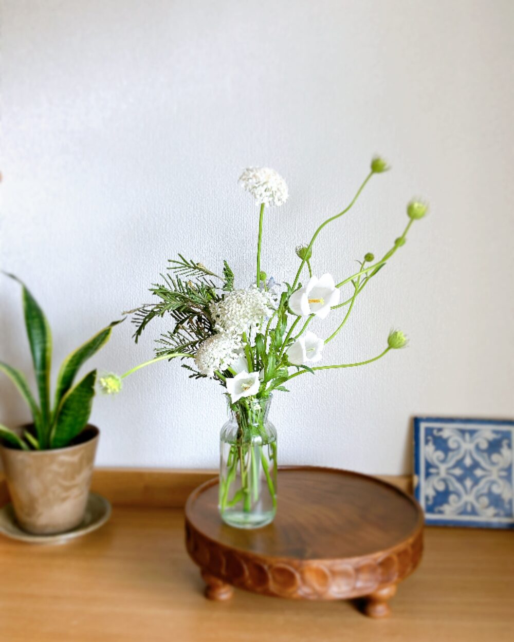 white-campanula-acacia-glass-vase-styling