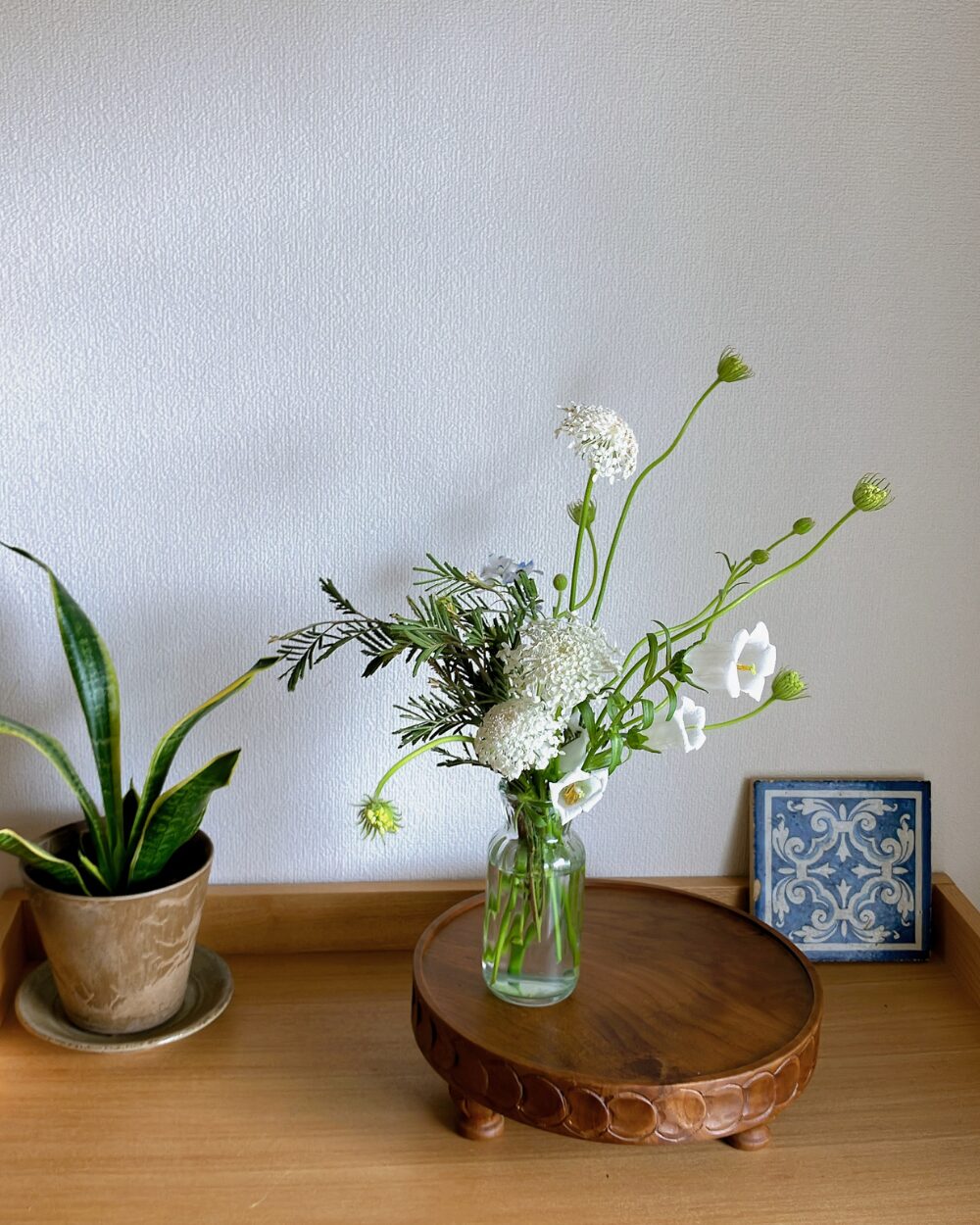 white-campanula-acacia-glass-vase-styling