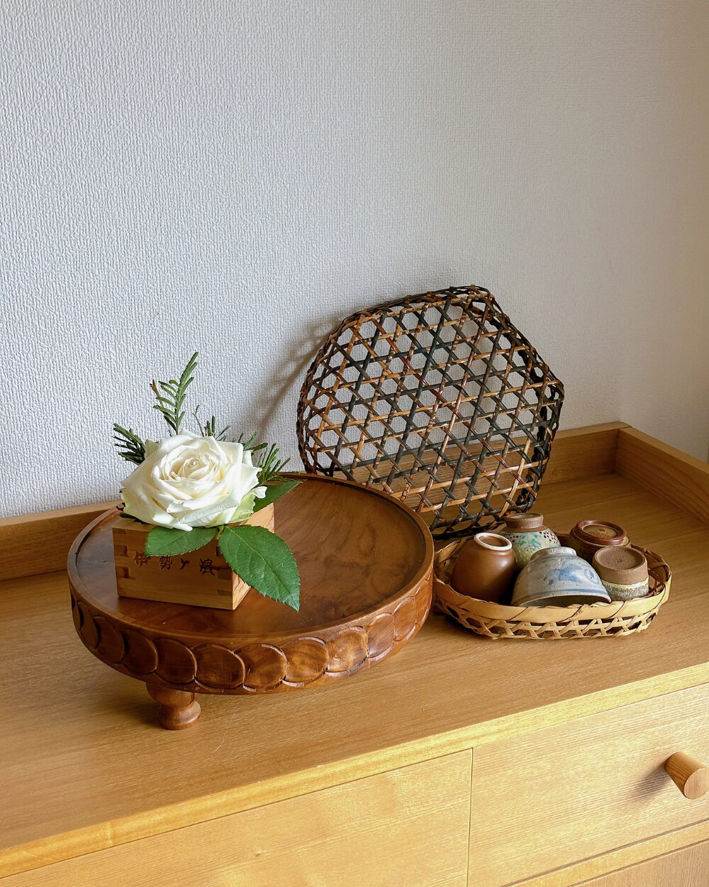 roses-and-acacia-in-masu-sake-box