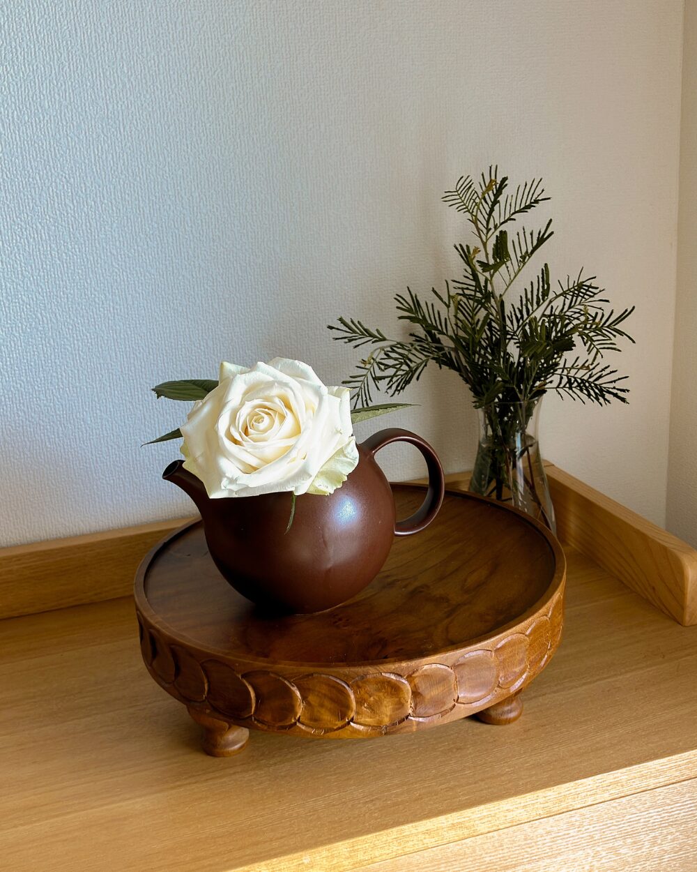 white-rose-in-kyusu-teapot-wood-compote