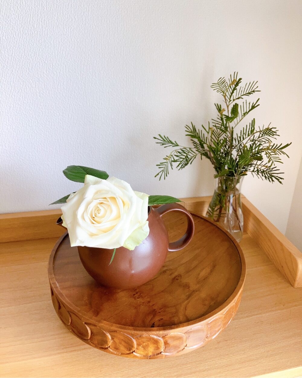 white-rose-in-kyusu-teapot-wood-compote