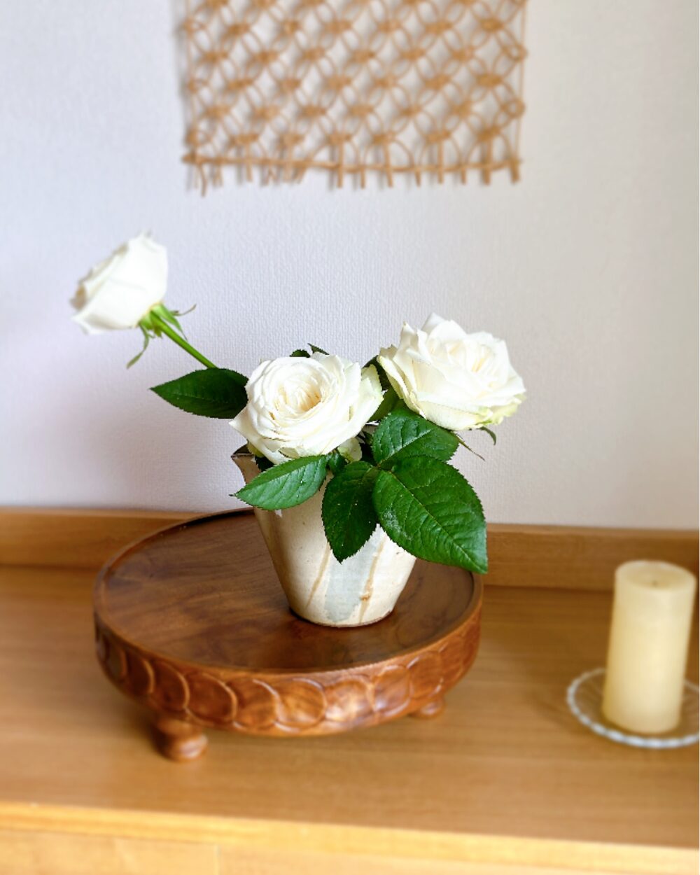 white-roses-in-soba-tsuyu-pitcher-closeup